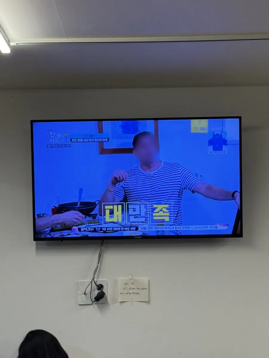 매장 한쪽에 설치된 티비