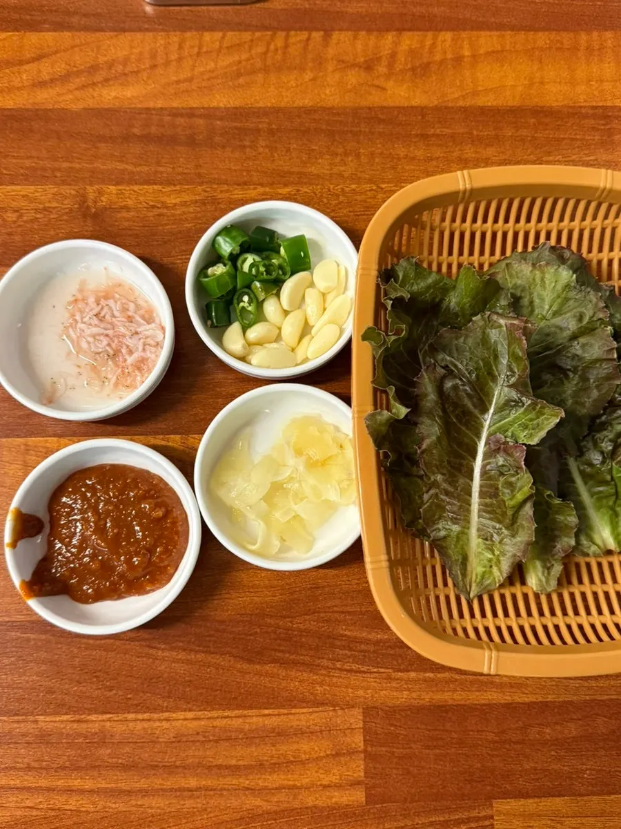 쌈채소와 새우젓이 놓인 기본 상차림