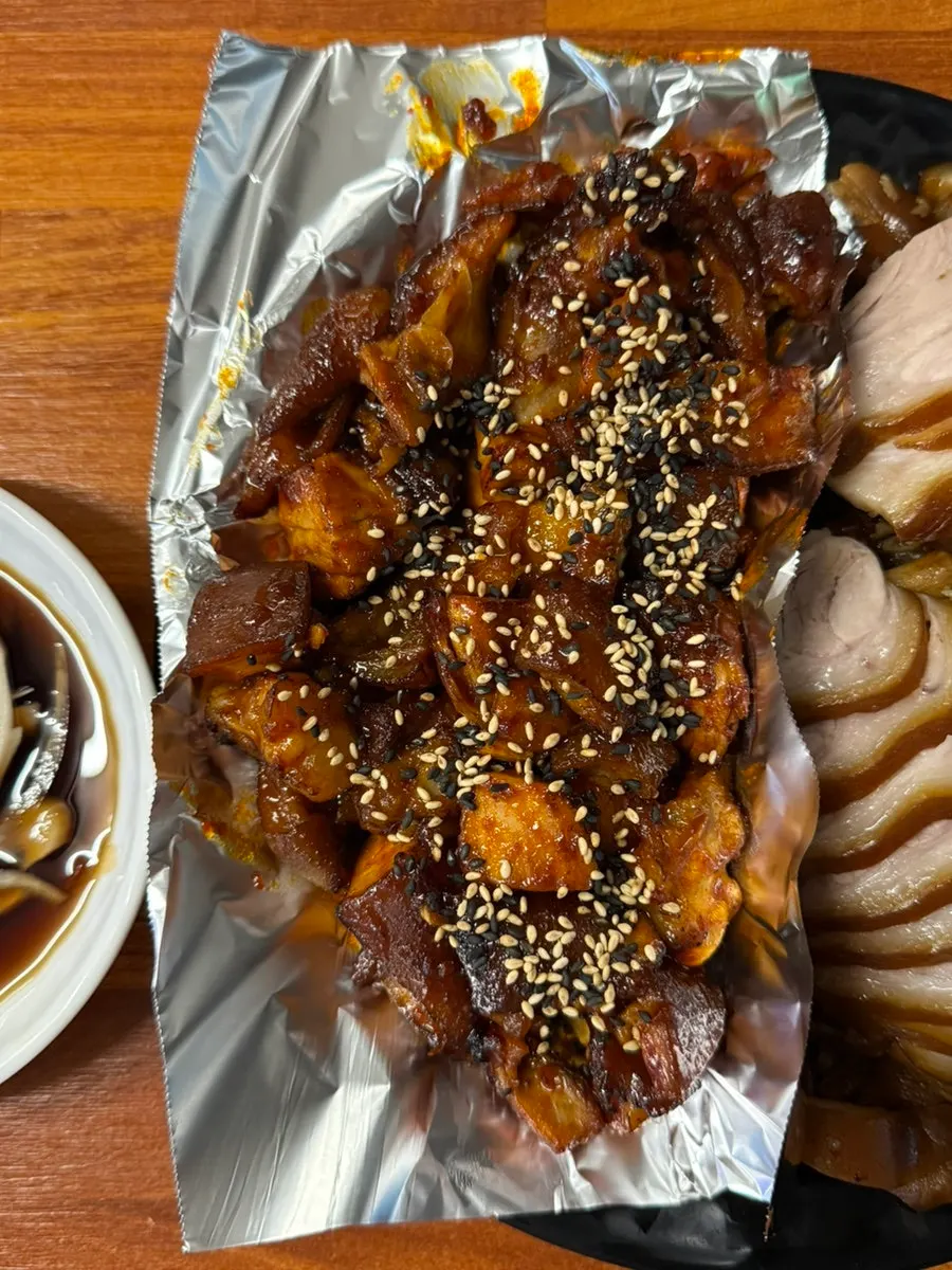 매콤한 양념이 올라간 불족발