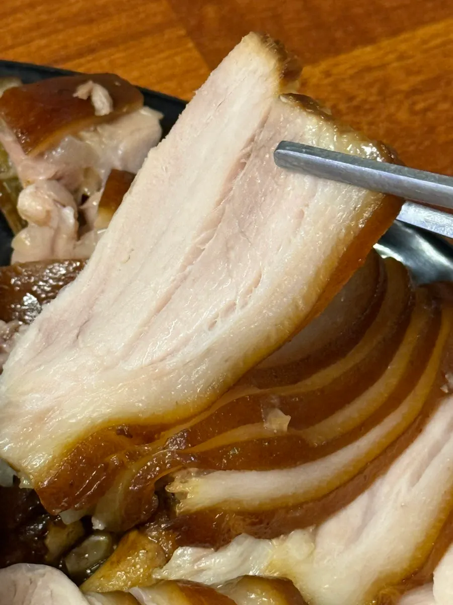 껍질과 살코기가 보이는 족발 단면