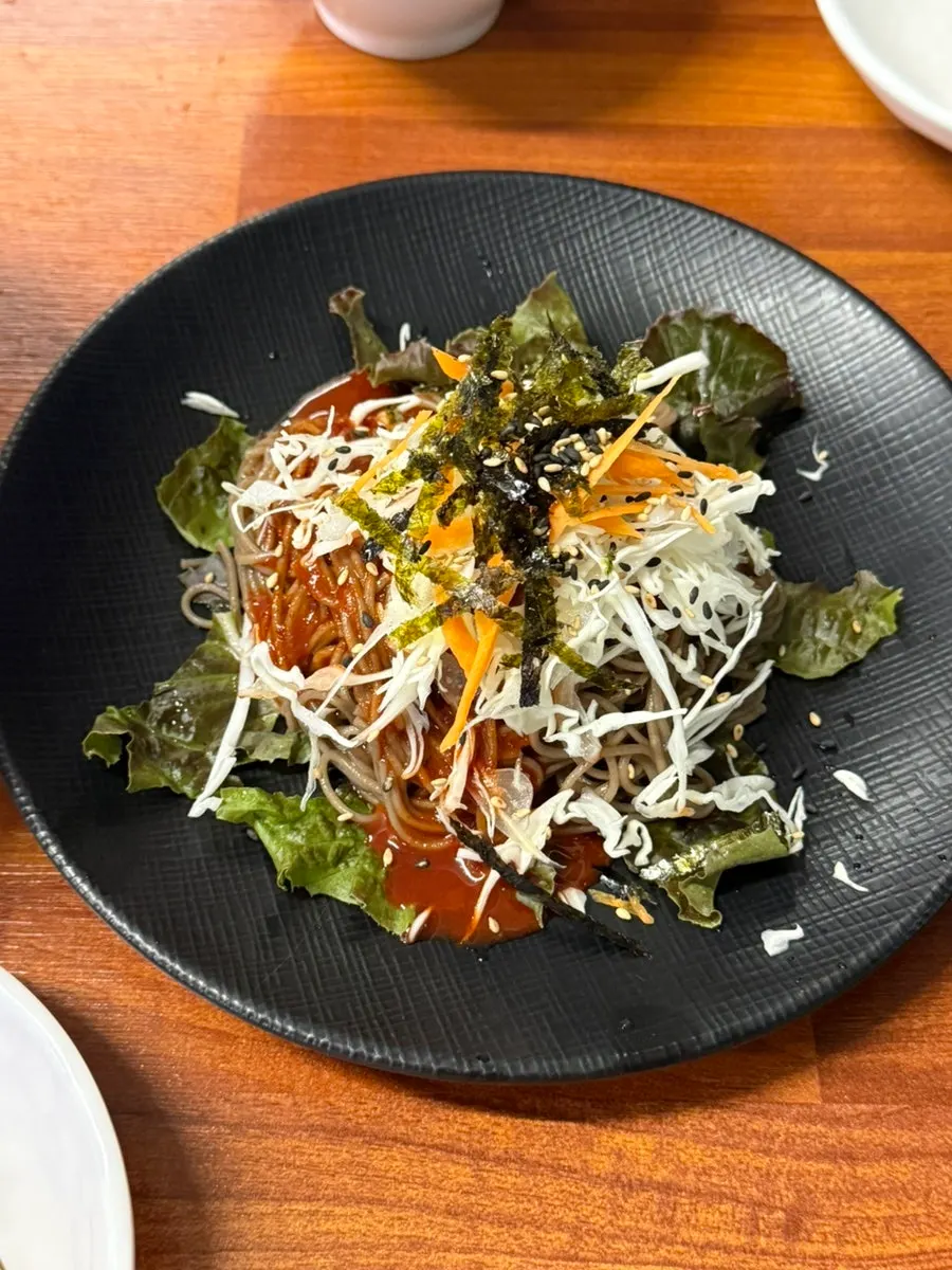 야채가 듬뿍 올라간 막국수 한 그릇