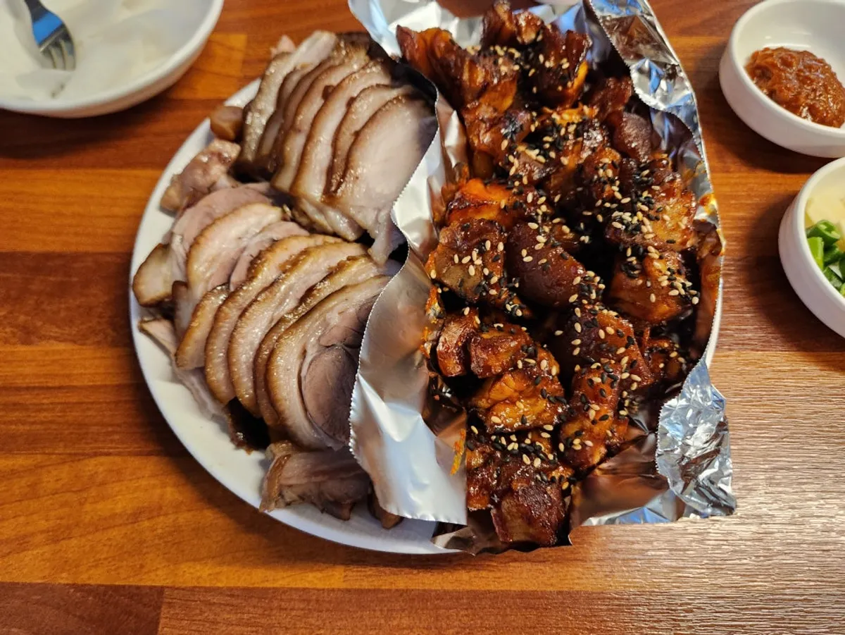 Spicy jokbal table setting at Sasang Paldo Jokbal