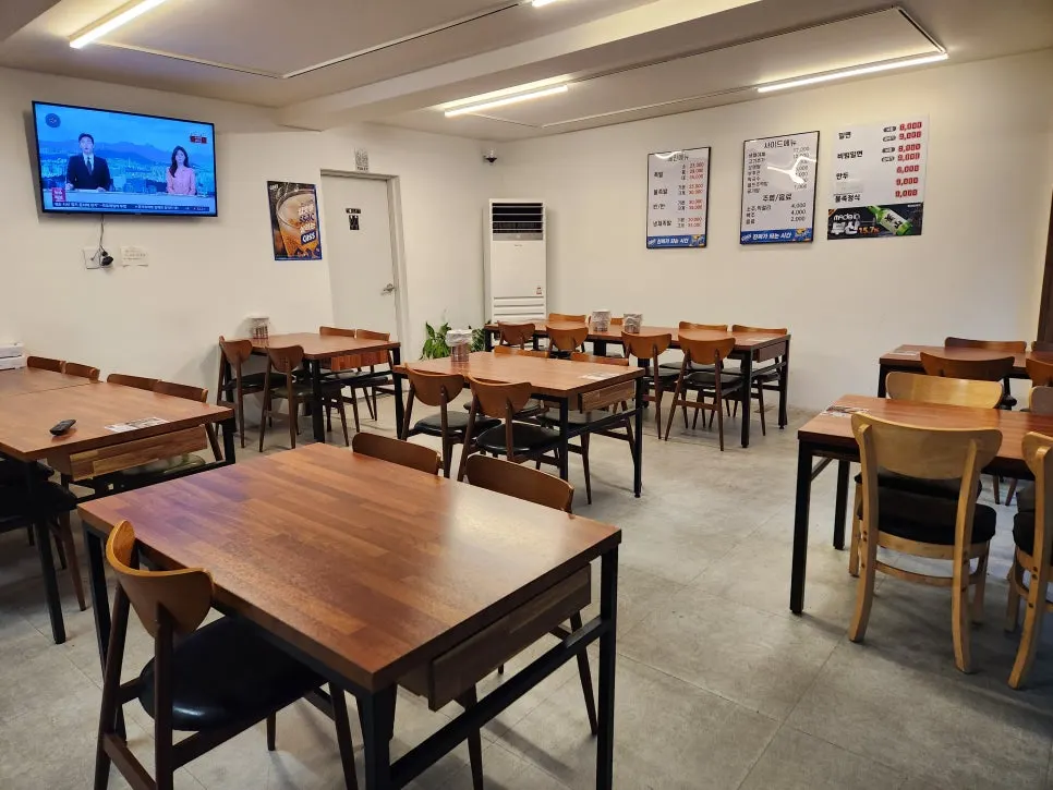 Spacious dining hall interior at Sasang Paldo Jokbal