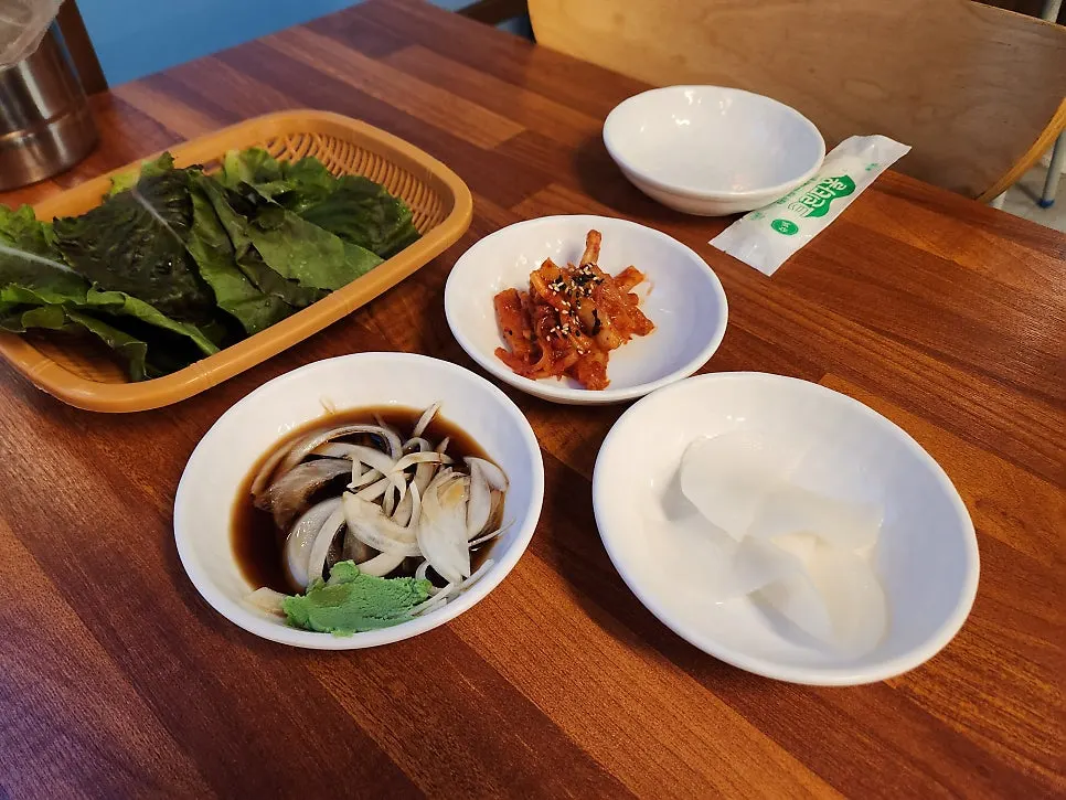 Basic side dishes set at Sasang Paldo Jokbal
