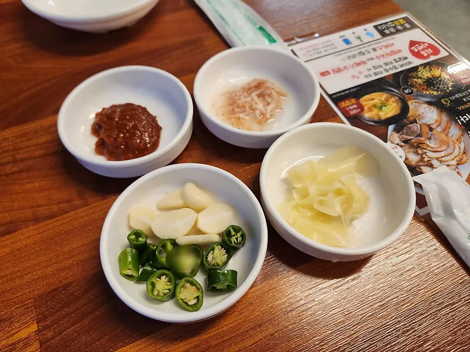 Side dish plates served with the jokbal