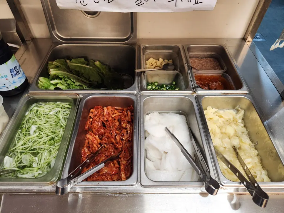 Neatly arranged lettuce at the self-serve bar