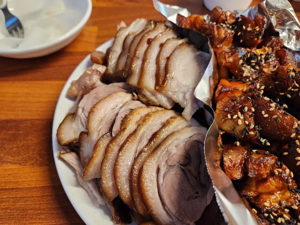 Jokbal lean meat still attached to the bone