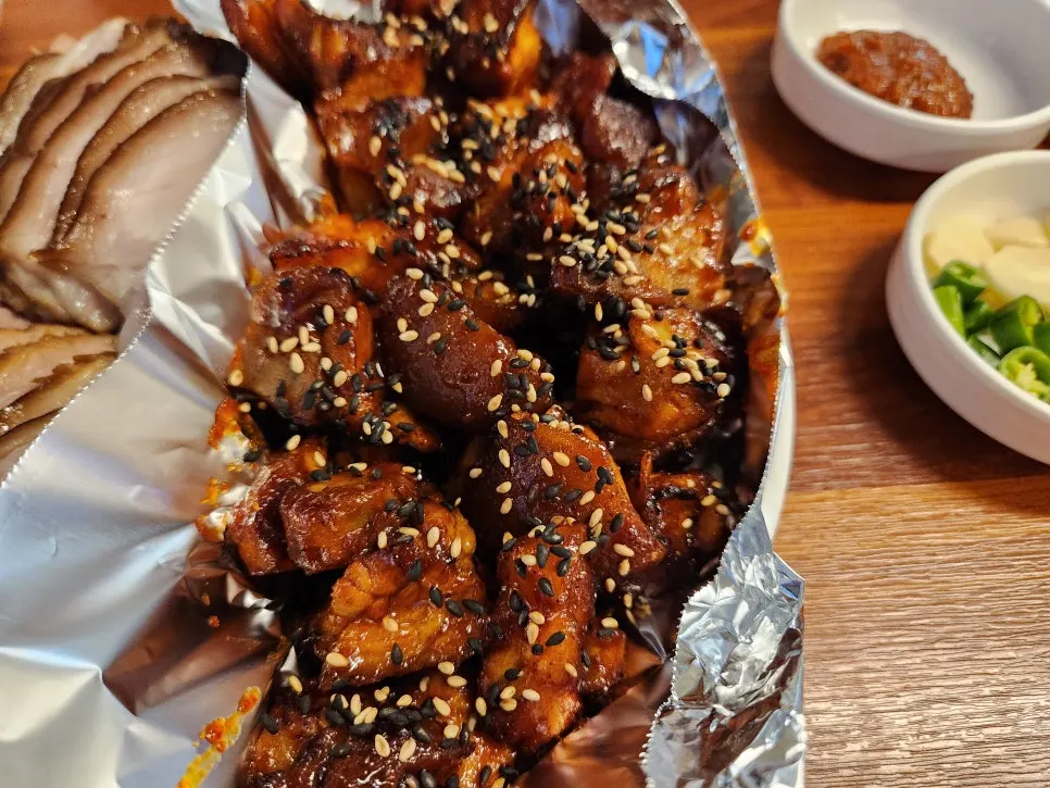 Sasang Paldo Jokbal's sauce-coated spicy jokbal