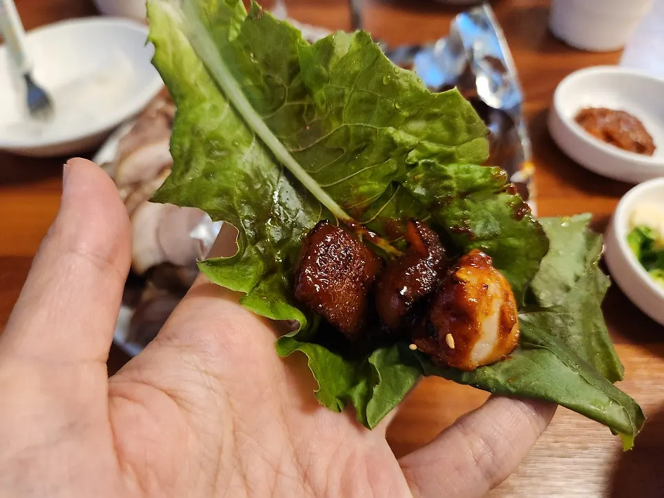 Table with both jokbal and spicy jokbal