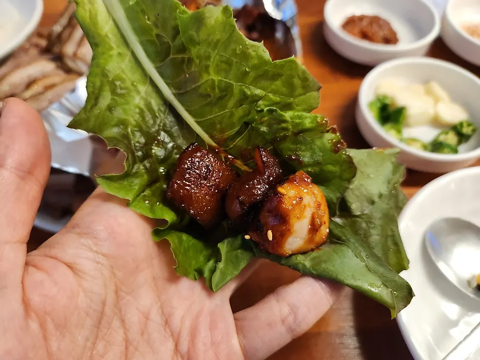 Full spread of half-and-half jokbal at Sasang Paldo Jokbal