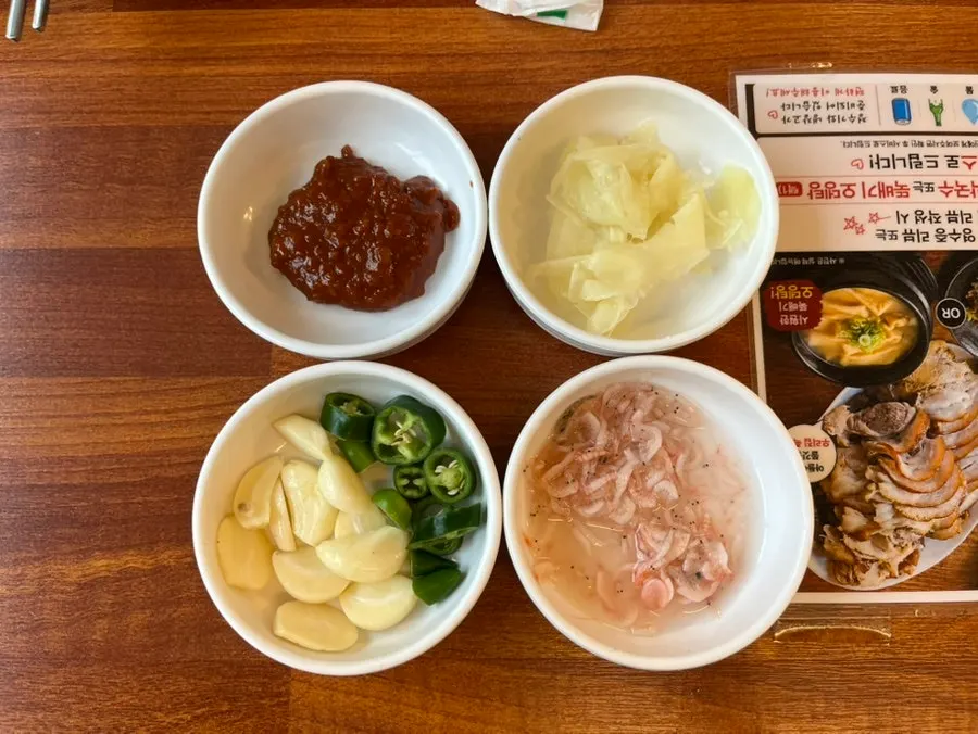 깔끔하게 정리된 셀프바 반찬통