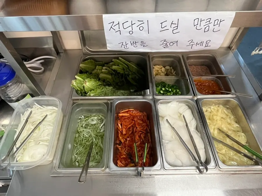 테이블에 놓인 기본찬 접시