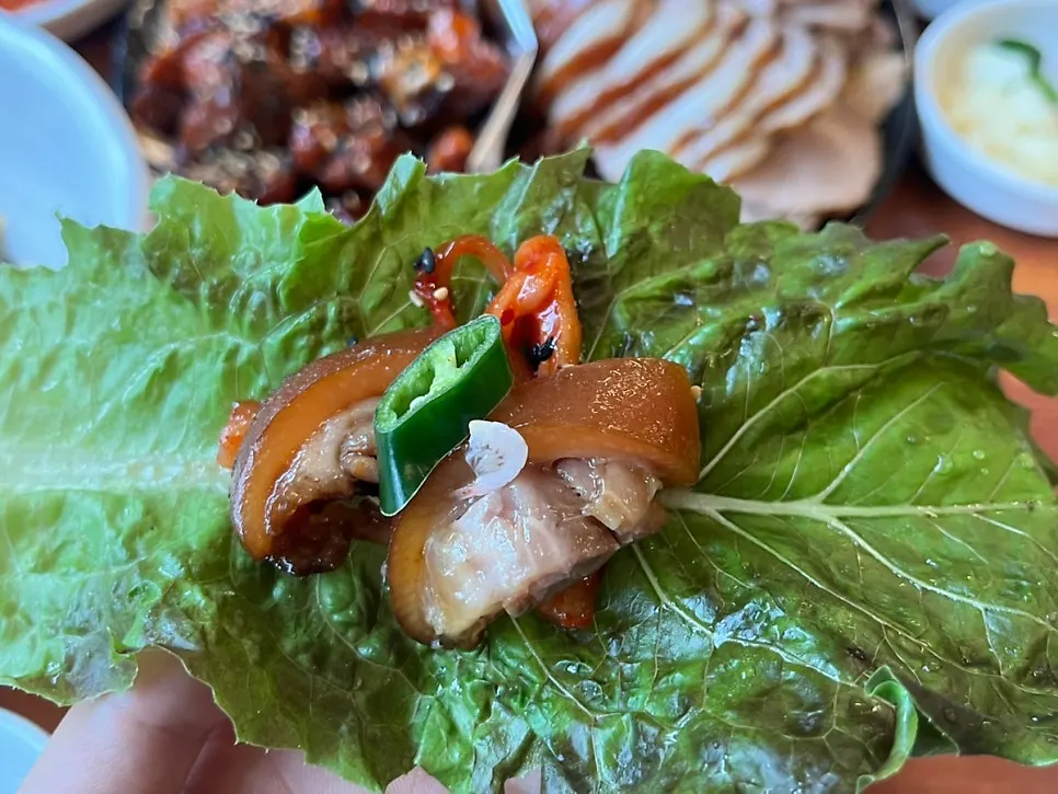 반반 족발과 기본찬이 함께 놓인 상