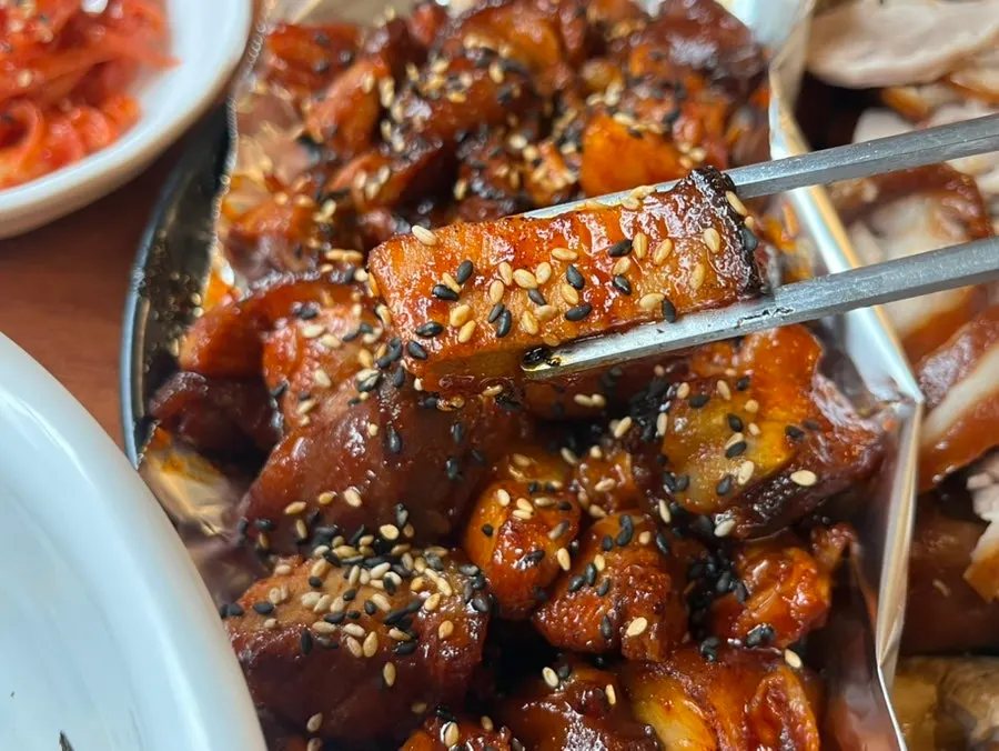 매운 소스를 입힌 불족발