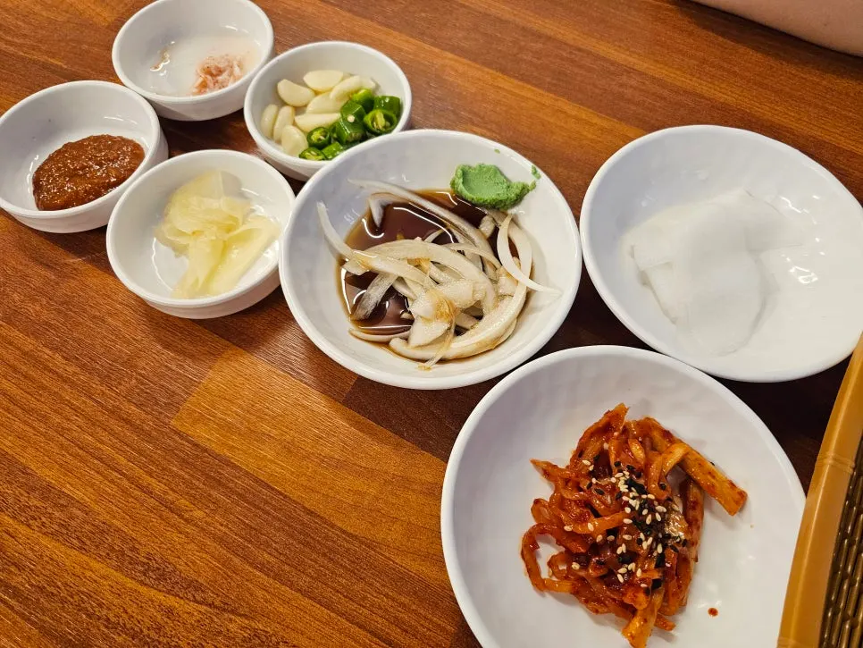Side dishes laid out after ordering