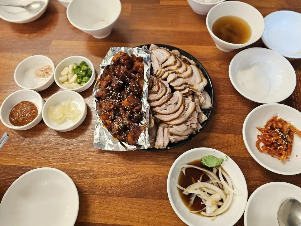 A plate of the large half-and-half jokbal