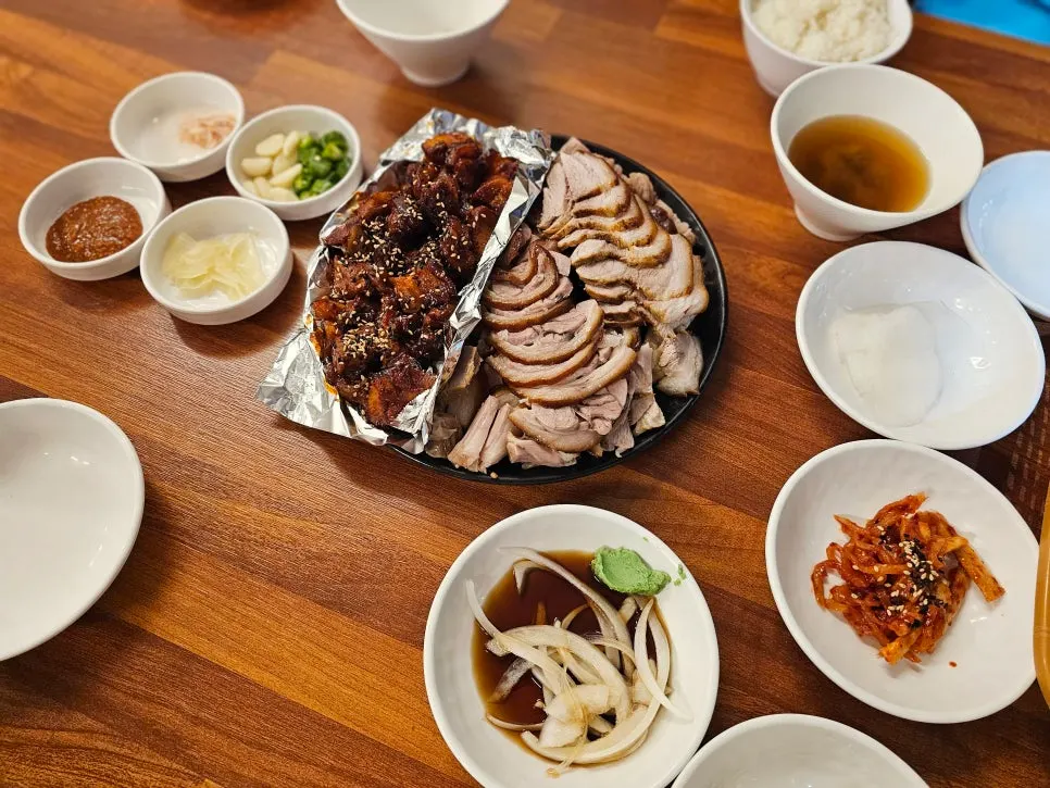 Plain and spicy jokbal plated together