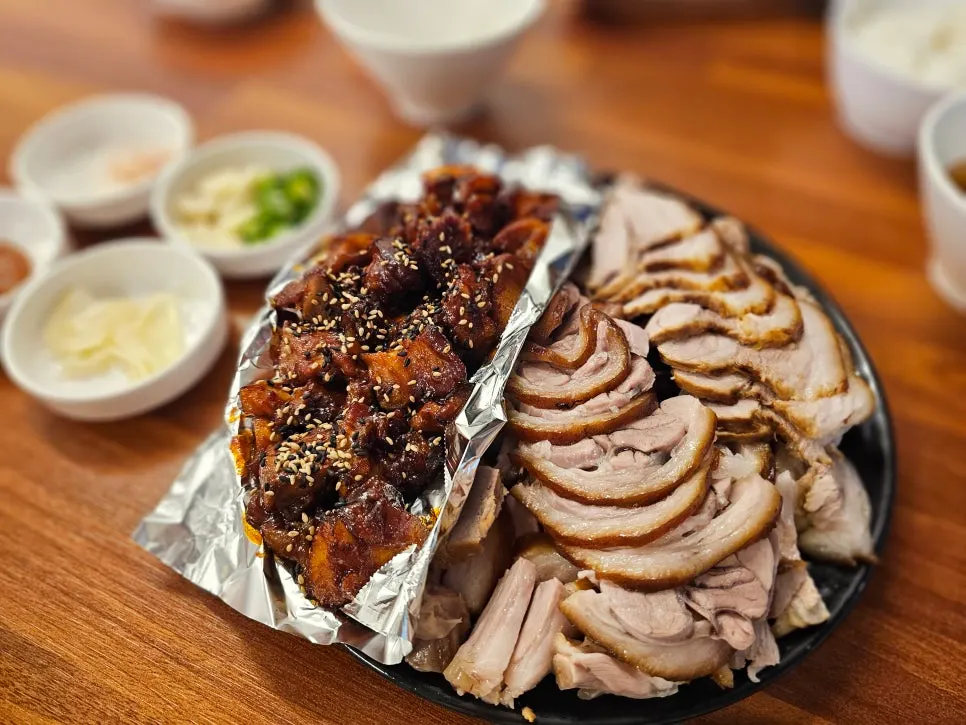 A generously piled plate of jokbal