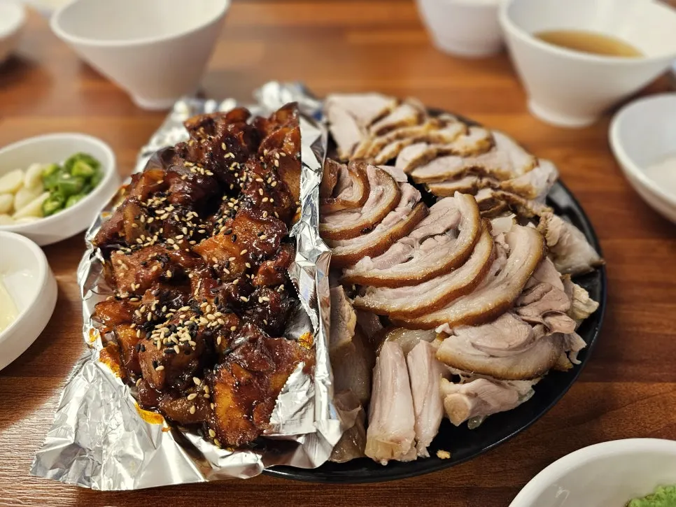 A single piece of jokbal picked up with chopsticks