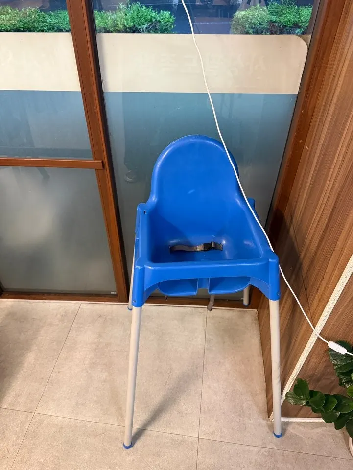 매장 한쪽에 준비된 아기의자