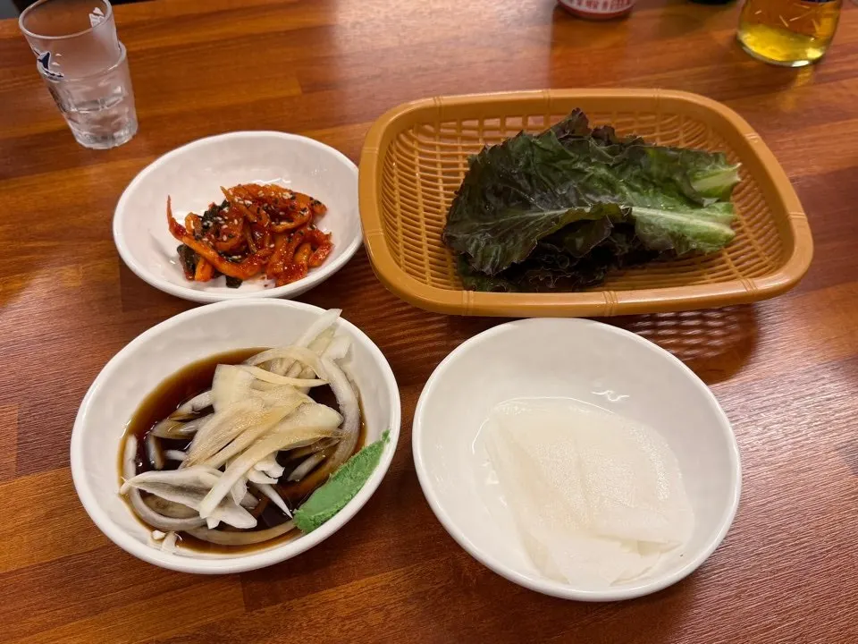 쌈 채소와 양파절임 무말랭이 기본찬