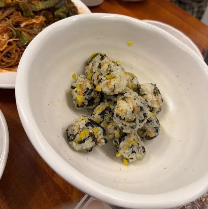 동글게 뭉친 셀프주먹밥