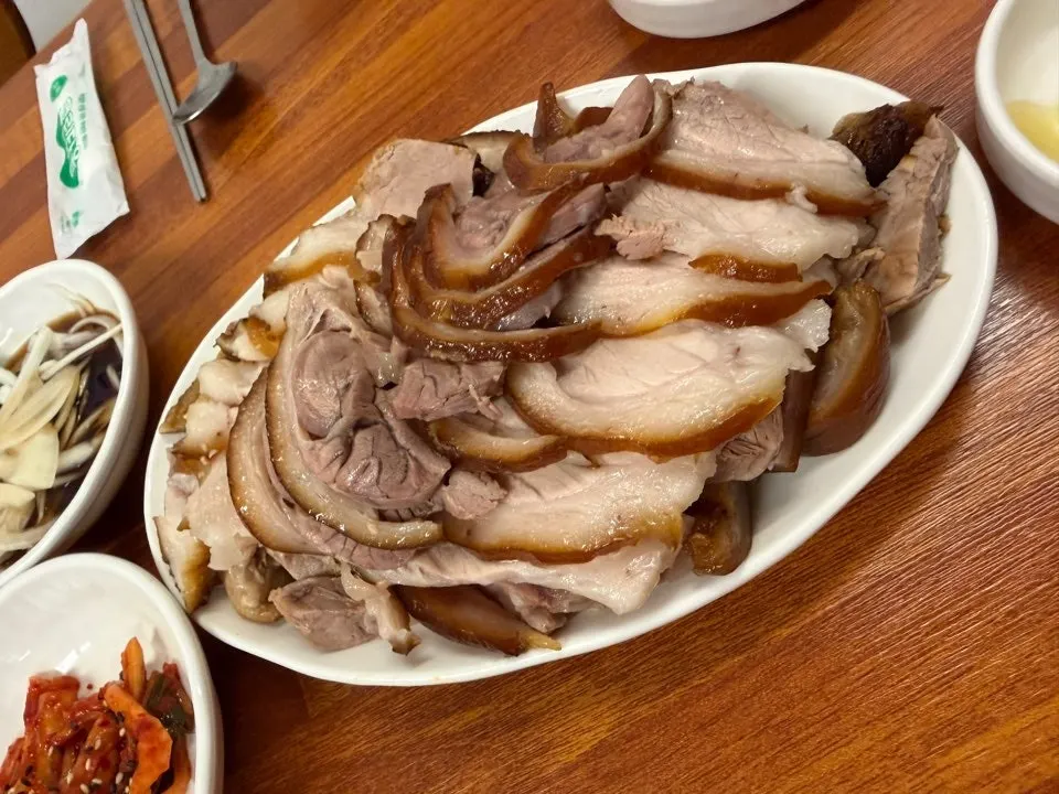 접시에 수북하게 담겨 나온 족발 소