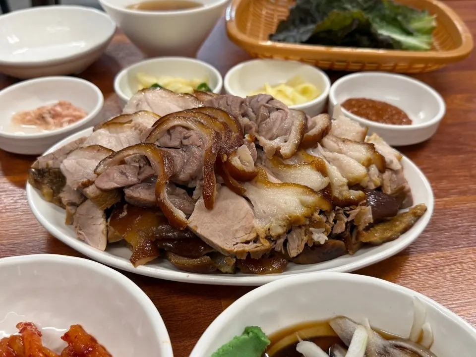껍질과 살코기가 섞인 족발 접시