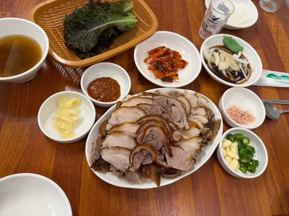 새우젓과 양파절임을 곁들인 족발 한 점