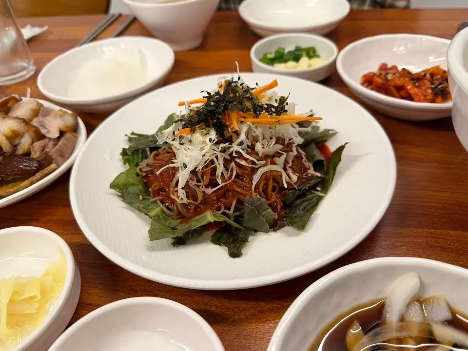 채소와 김가루가 올라간 막국수