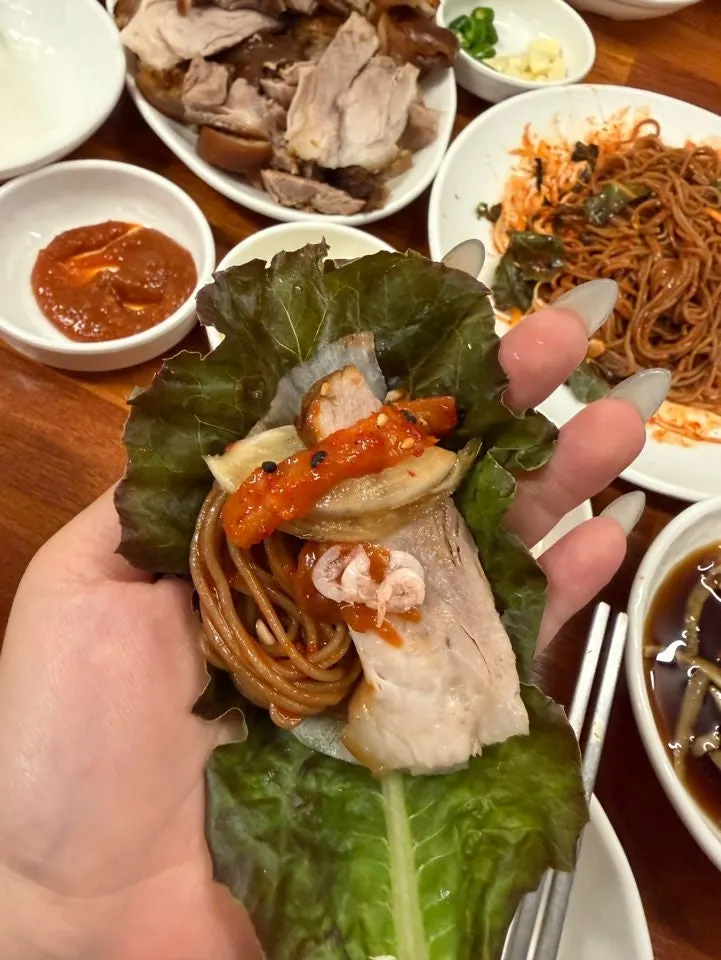 비벼둔 막국수와 족발 상차림