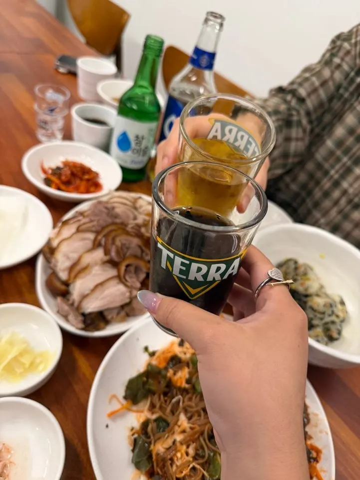 족발과 막국수 주먹밥이 놓인 둘이 먹은 한상