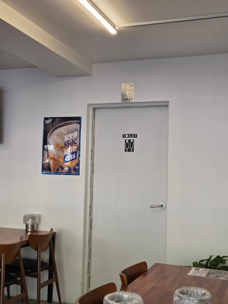 깔끔하게 정돈된 사상팔도족발 매장 내부