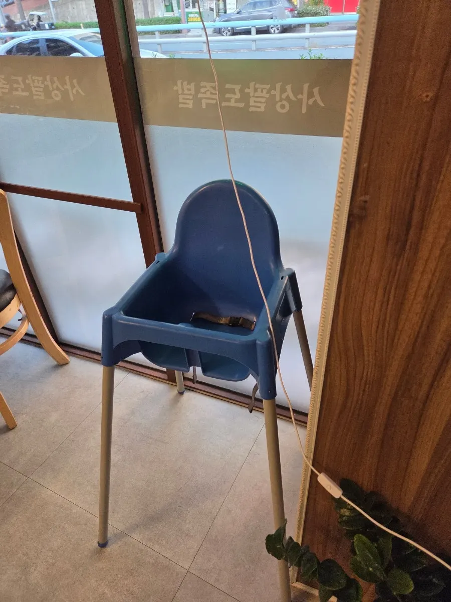 여유로운 테이블 간격의 족발집 좌석