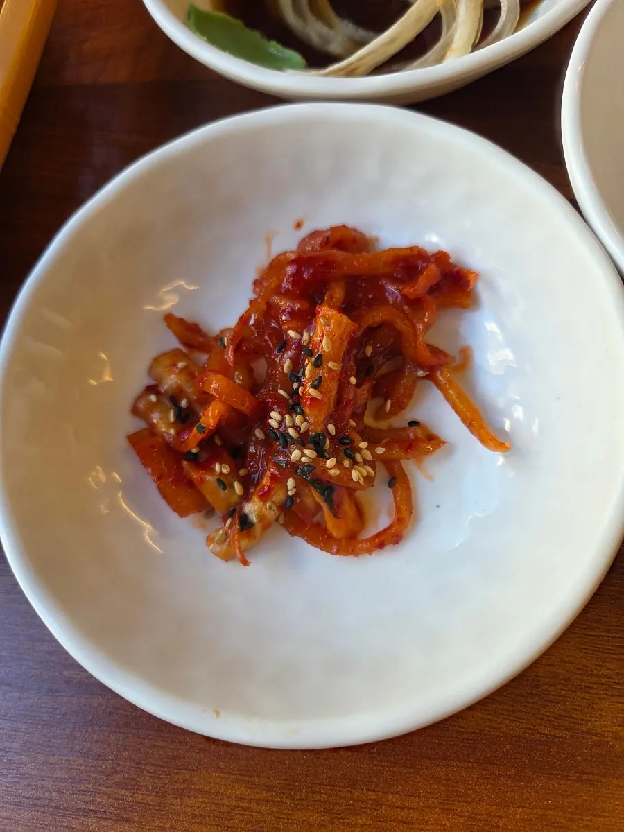 포장과 배달 이용 안내가 적힌 매장 게시물