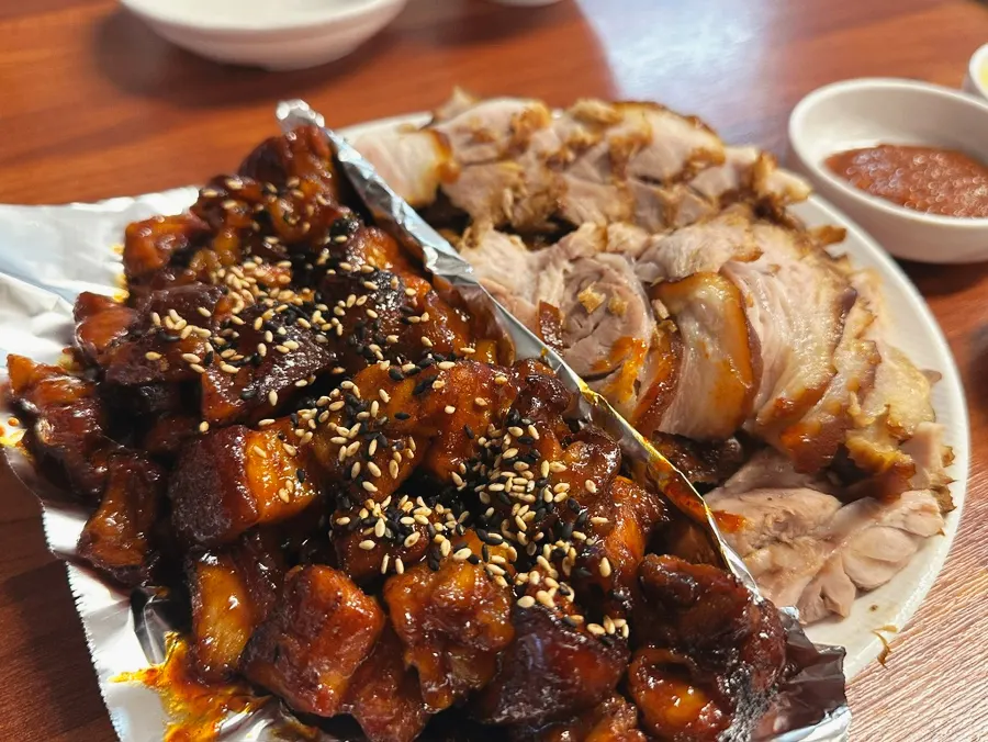 반반 족발 상차림과 곁들임 반찬