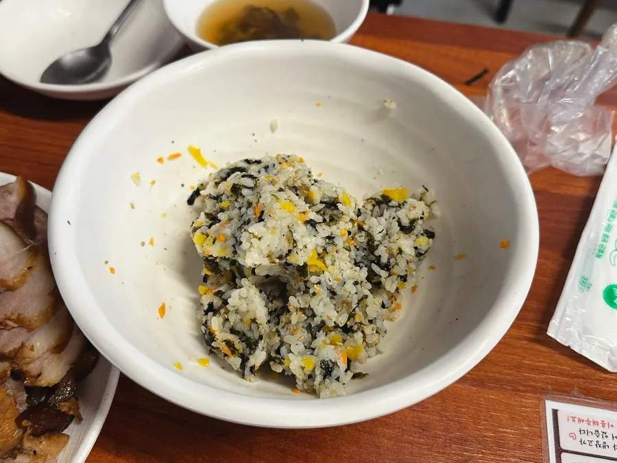 반반으로 나온 족발 접시 근접 사진