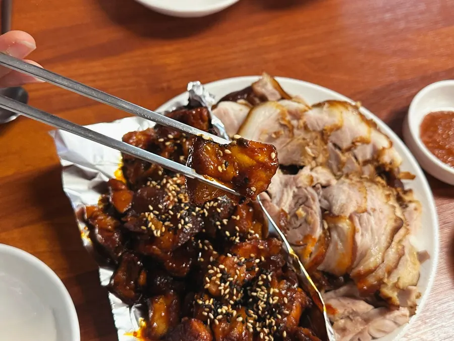 부드러운 살코기와 쫀득한 껍질의 온족발