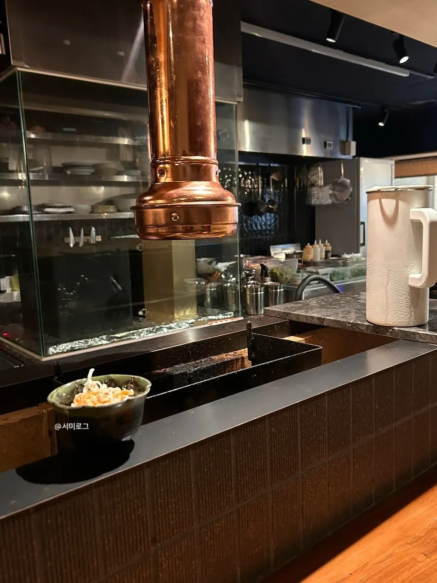 The long bar-counter seating at Warayaki Tanyo