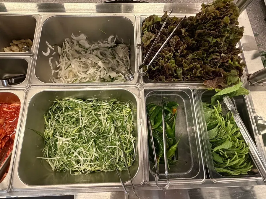 ソースと野菜が並ぶセルフバー