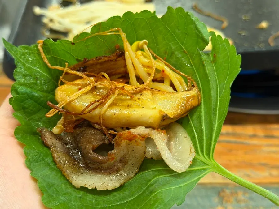 肉に添えた温かい茶碗蒸し