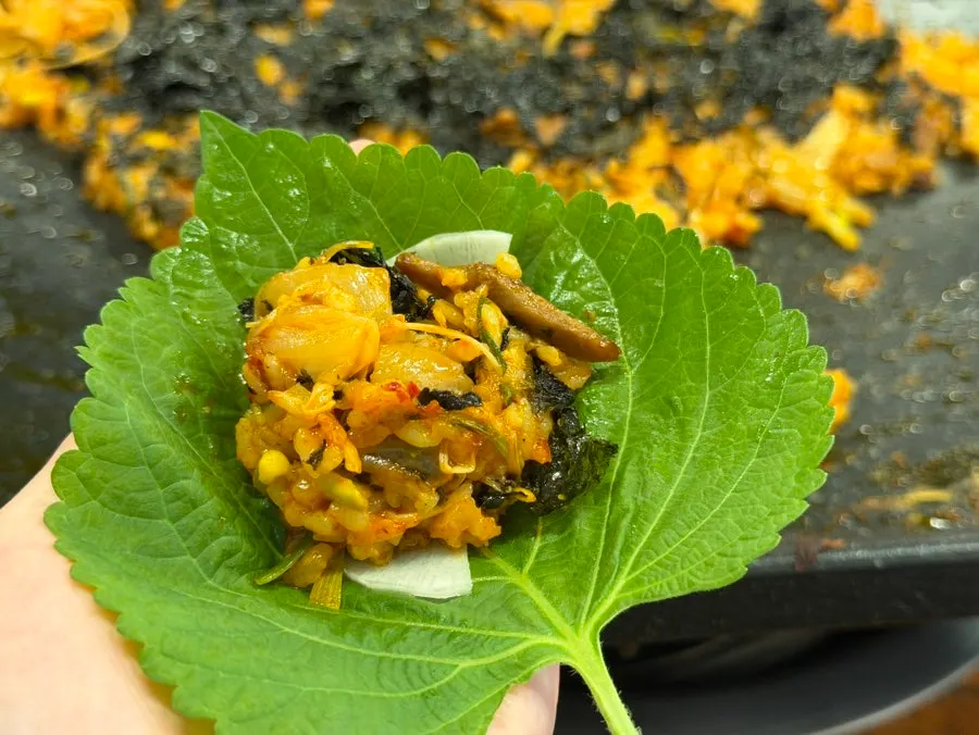 エゴマの葉に包んで食べる炒飯
