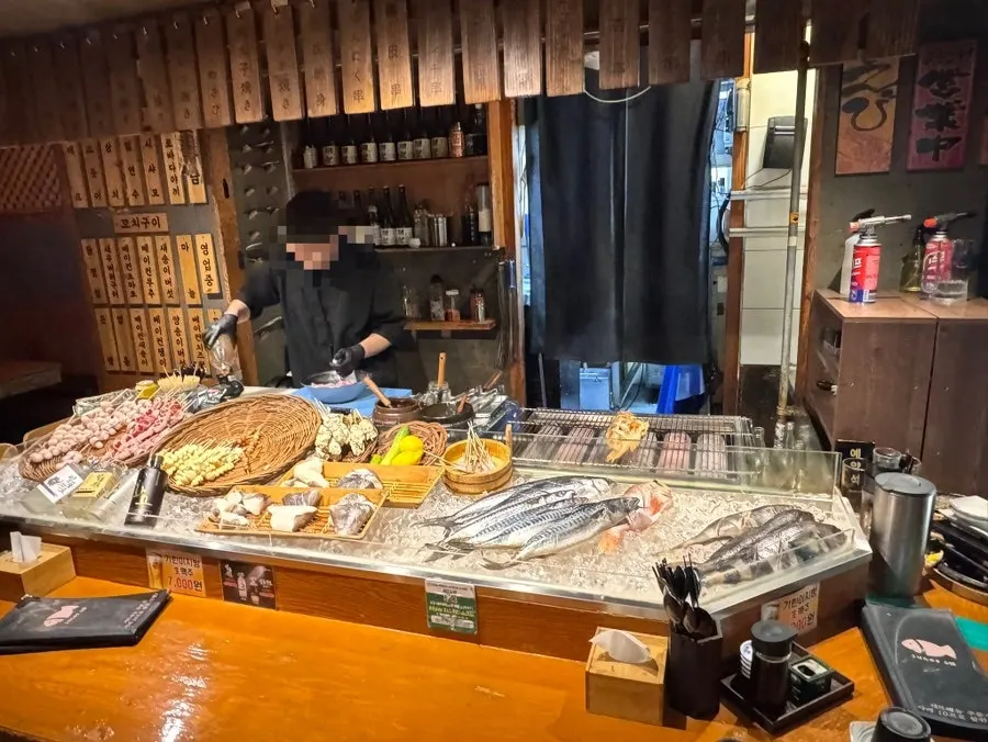 로바다야끼 화로 앞 꼬치 재료 진열대