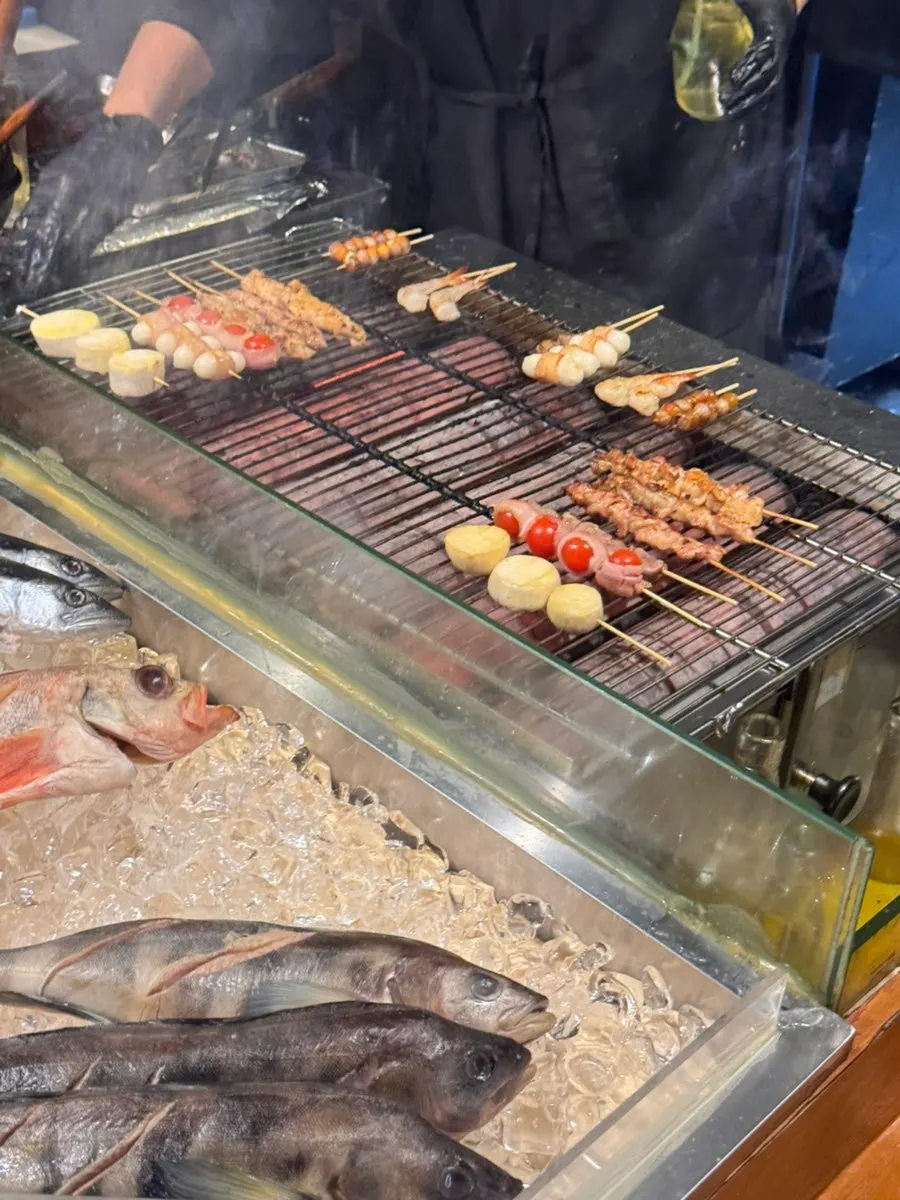닷찌석 앞 화로에서 꼬치 굽는 모습