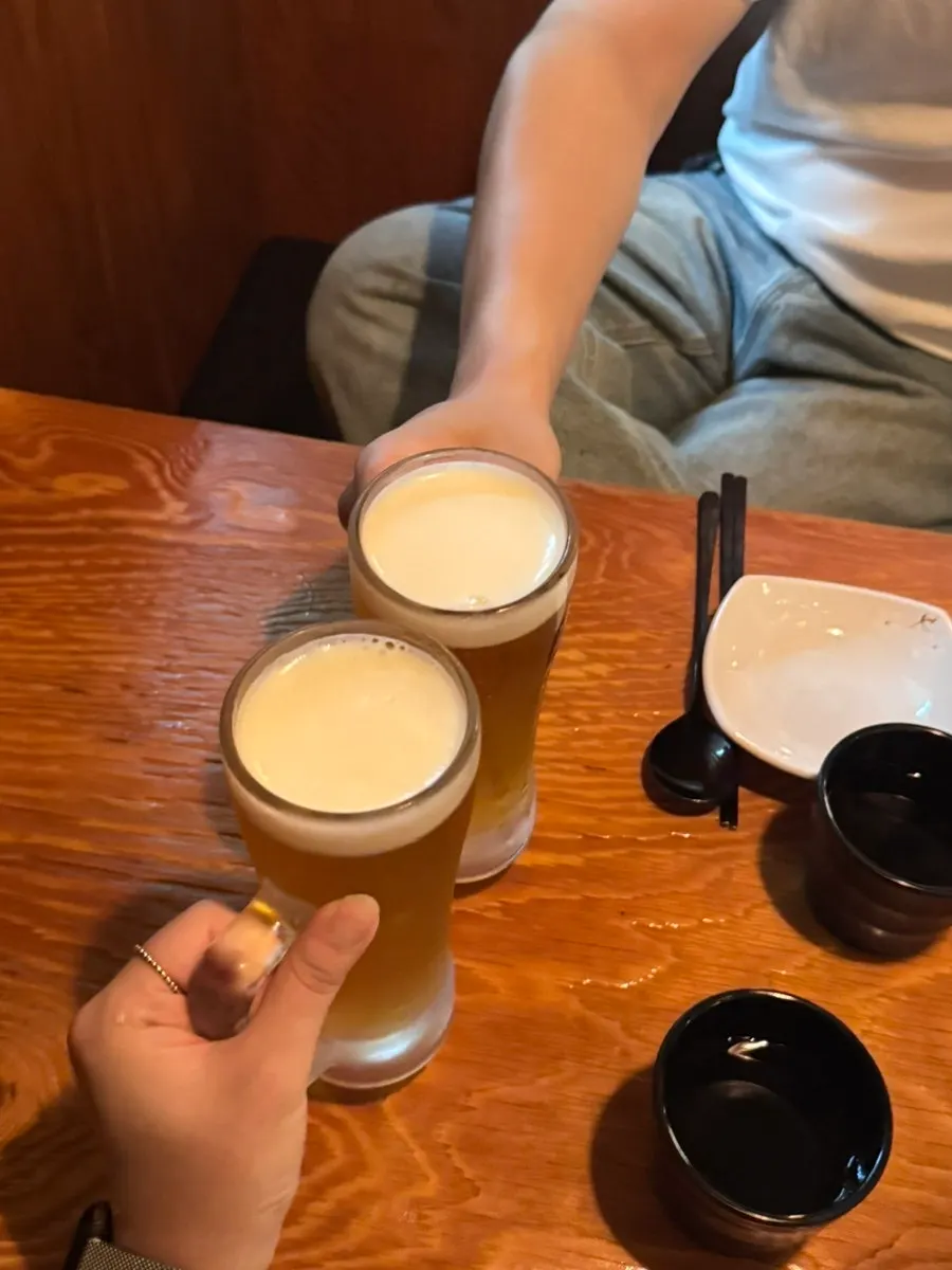 테이블 위 시원한 기린 생맥주
