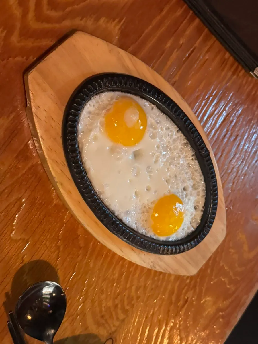 할인되는 세트 메뉴가 적힌 메뉴판