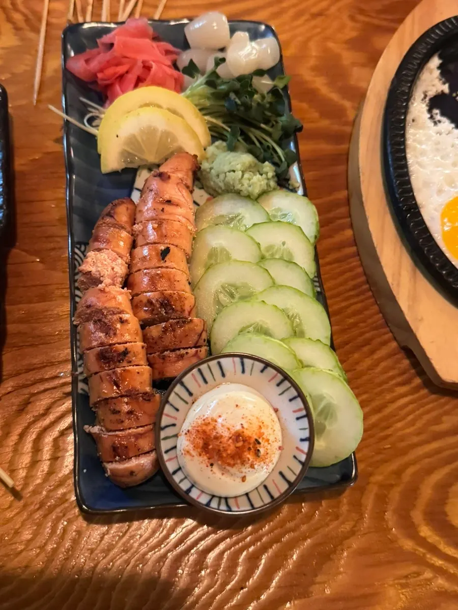 다양한 종류로 구성된 꼬치구이 한 접시