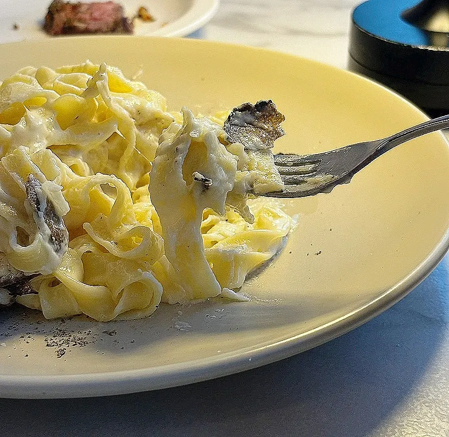 Cheese cream pasta topped with truffle