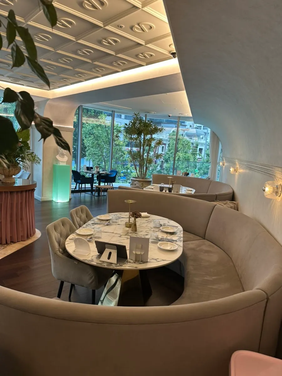 The high-ceilinged main hall at Schedule Osteria