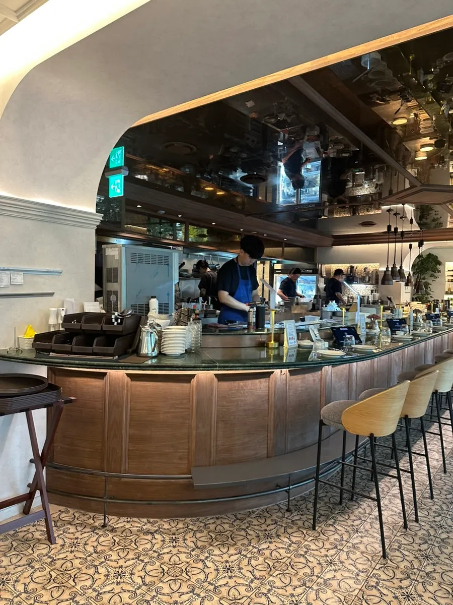 Sculptures and seating at Schedule Osteria